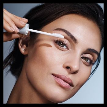 Mascara effetto ciglia finte in siero
