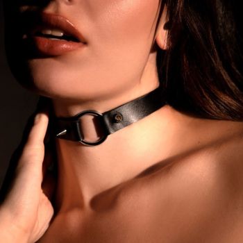 Collier ras-du-cou effet cuir avec clous